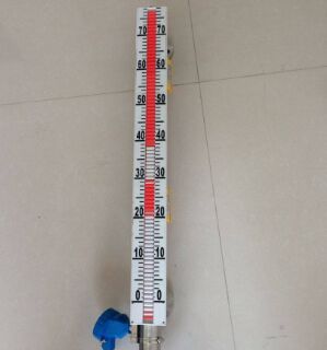 具体涉及一种混凝土搅拌 车压力水罐的液位计